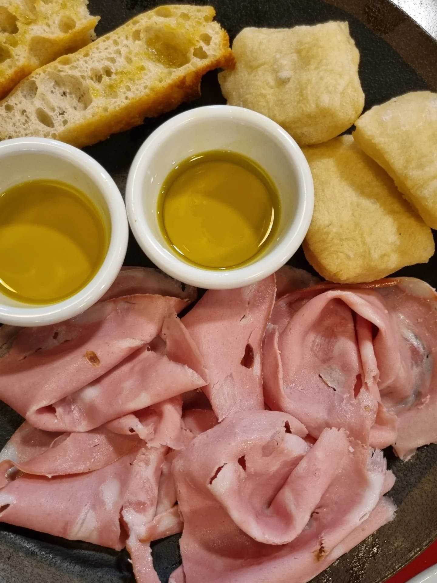 Pizza napolitana saliendo del horno